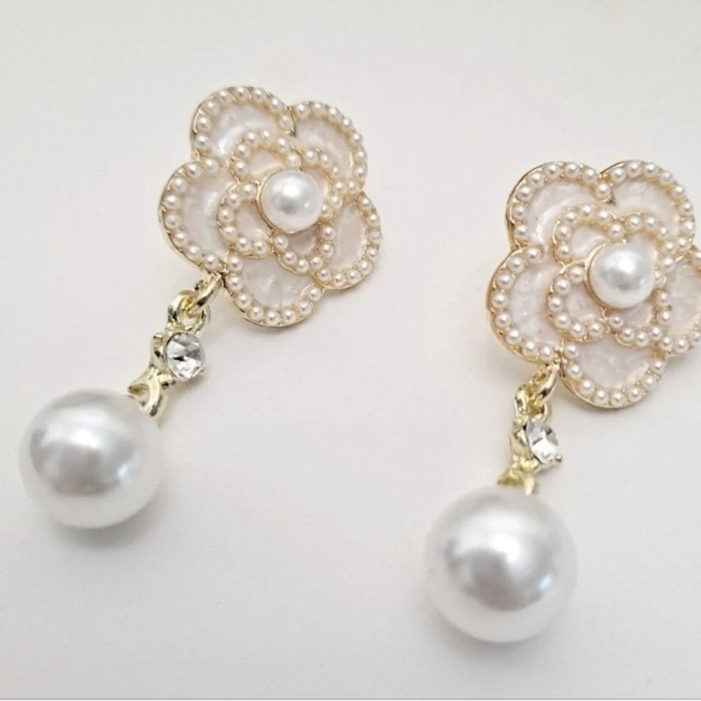 Gold flower Pearl rhinestone earrings coquette dainty drop wedding 💖 2/$30